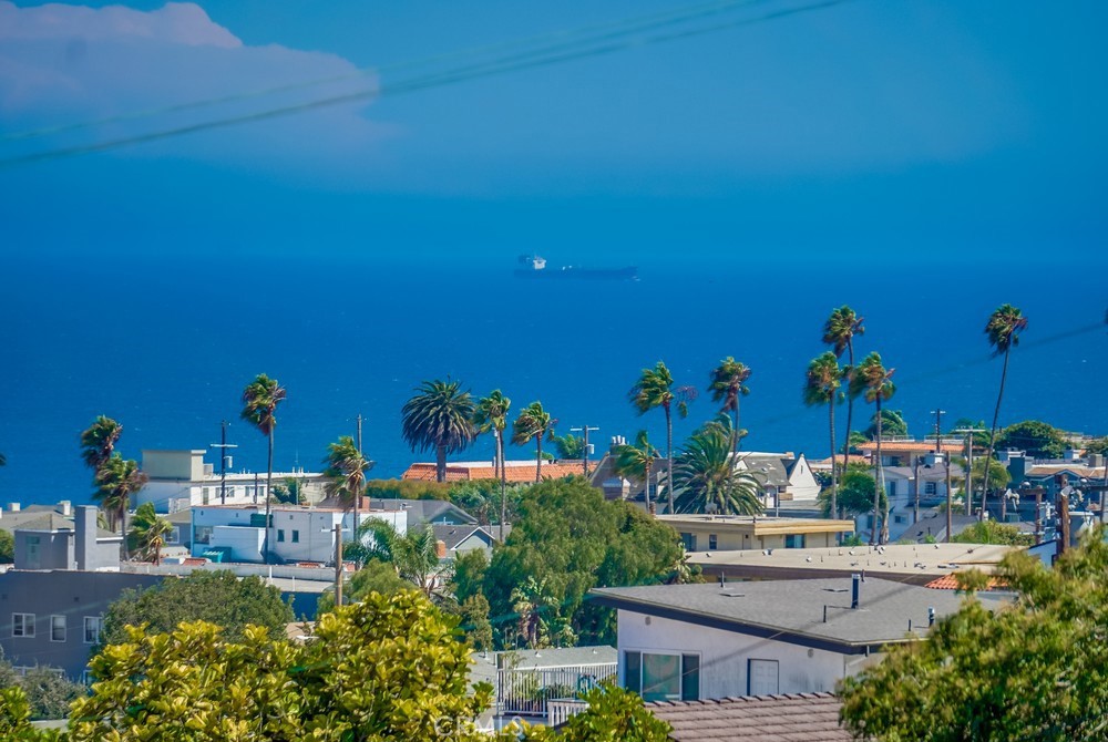 https://media.crmls.org/medias/c5771007-577b-4363-8d6a-61b8f65db7fc.jpg?preset=X-Large