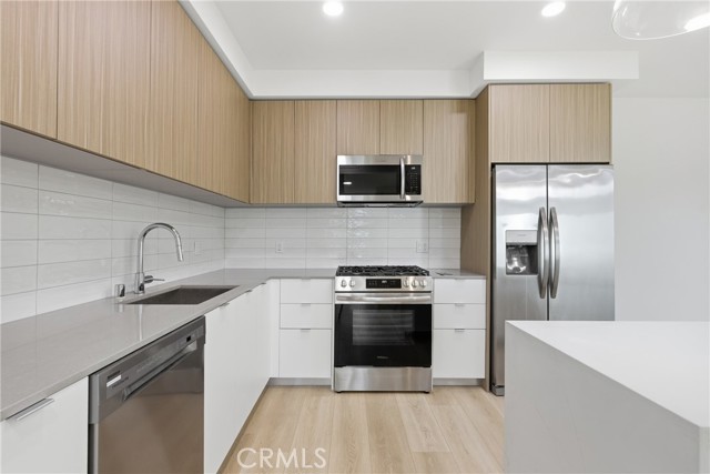 Detail Gallery Image 5 of 13 For 12078 Guerin St #207,  Studio City,  CA 91604 - 3 Beds | 2 Baths