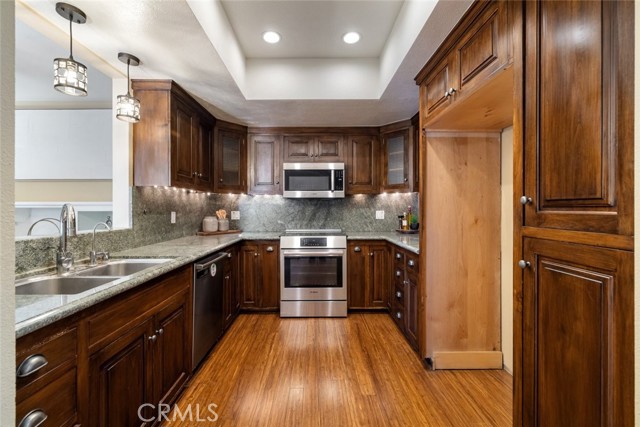 484 S Euclid Avenue, Pasadena CA: https://media.crmls.org/medias/c5793b8c-f7fa-4efe-b485-45c54e013710.jpg