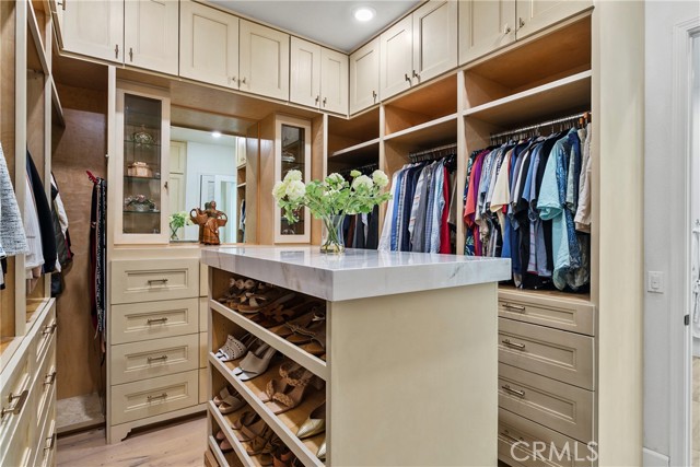Detail Gallery Image 17 of 52 For 17352 Eucalyptus Ln, Huntington Beach,  CA 92649 - 5 Beds | 5/1 Baths