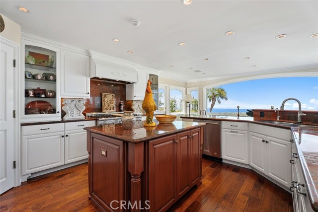 49 Cambria Drive, Corona del Mar CA: https://media.crmls.org/medias/c57ed672-0742-41d9-b2ef-69dc46a6cd85.jpg