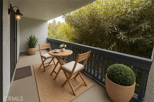 Large Balcony\r\n(virtually staged)