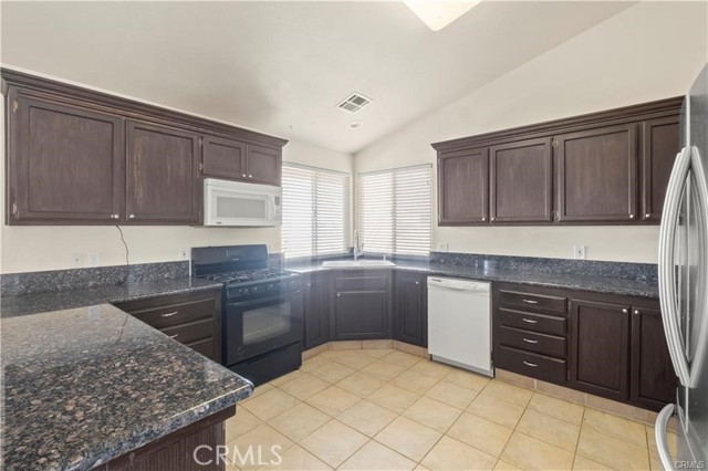 Detail Gallery Image 7 of 22 For 8849 Glade Avenue, California City,  CA 93505 - 3 Beds | 2 Baths