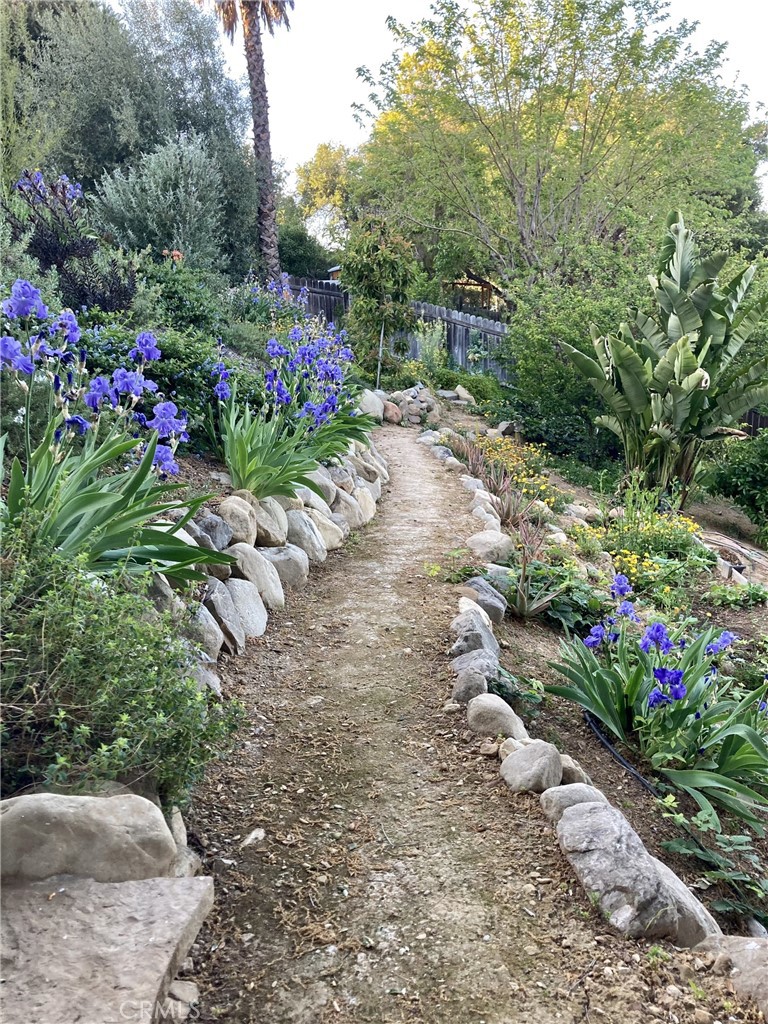 https://media.crmls.org/medias/c581b9ff-2001-42b8-955b-8f353b2c8e2b.jpg?preset=X-Large