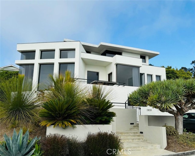 Detail Gallery Image 14 of 21 For 2828 Bernard Ct, Laguna Beach,  CA 92651 - 5 Beds | 3/1 Baths