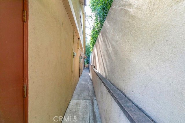 1558 Hillcrest Avenue, Glendale CA: https://media.crmls.org/medias/c584d141-de48-4821-8a6d-9c431f5c7ba2.jpg