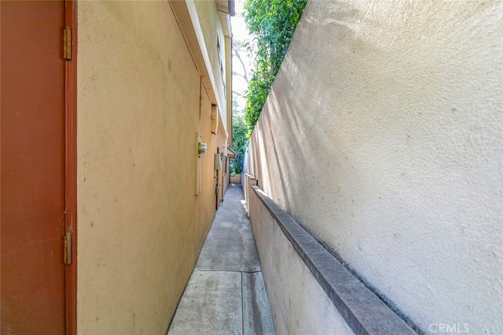 https://media.crmls.org/medias/c584d141-de48-4821-8a6d-9c431f5c7ba2.jpg?preset=X-Large