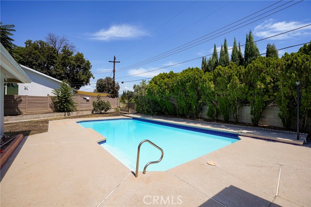 10000 Amestoy Avenue photo 22