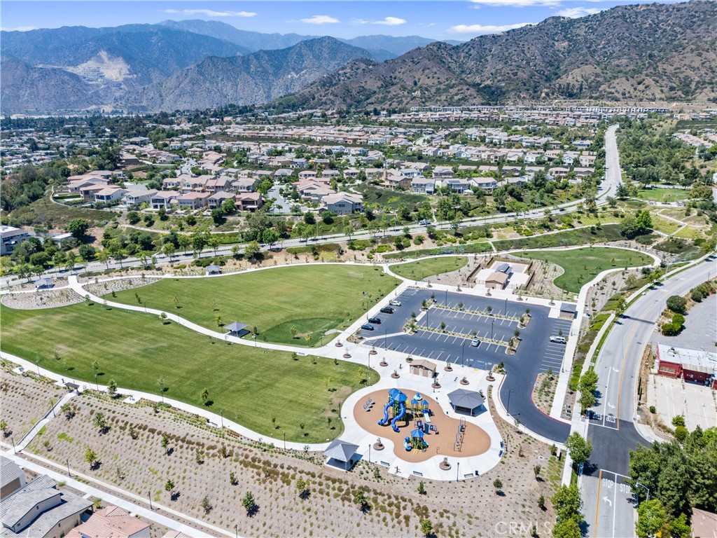 https://media.crmls.org/medias/c585ee1a-ab40-4cae-91f2-7b1a117023bf.jpg?preset=X-Large