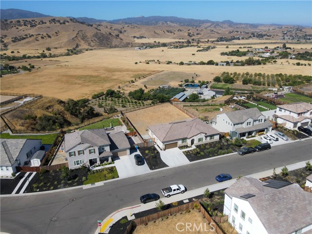 208 Luna Way, Hollister CA: https://media.crmls.org/medias/c586cb44-437b-4c6e-9f0b-63eb3dee405c.jpg