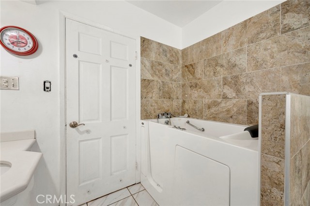 Detail Gallery Image 15 of 32 For 3866 Westside Ave, Los Angeles,  CA 90008 - 2 Beds | 2/1 Baths