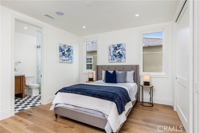 Detail Gallery Image 13 of 20 For 107 Manhattan Ave, Hermosa Beach,  CA 90254 - 5 Beds | 5/1 Baths