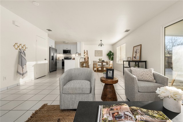 Detail Gallery Image 8 of 48 For 14647 Green River Rd, Victorville,  CA 92394 - 4 Beds | 2/1 Baths