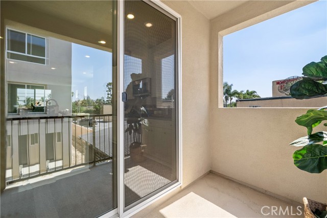 Detail Gallery Image 21 of 28 For 9423 N Sepulveda Blvd #1,  North Hills,  CA 91343 - 3 Beds | 3/1 Baths