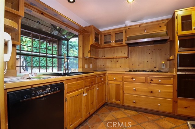 Detail Gallery Image 4 of 36 For 9860 Yoakum Dr, Beverly Hills,  CA 90210 - 1 Beds | 2 Baths