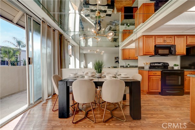 14141 Dickens, Sherman Oaks CA: https://media.crmls.org/medias/c58e125b-18c9-4bb4-b349-698d199cdf69.jpg