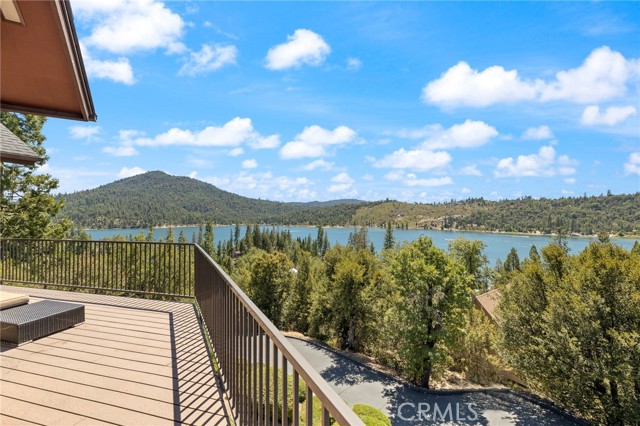 39828 Granite Ridge Lane, Bass Lake CA: https://media.crmls.org/medias/c58ed002-b03b-4157-b386-8e5081171343.jpg