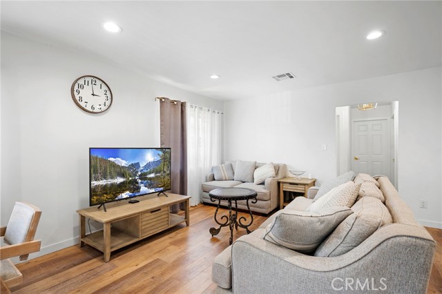 Detail Gallery Image 7 of 34 For 7577 Valaho Dr, Tujunga,  CA 91042 - 3 Beds | 3 Baths