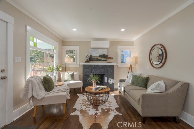 1322 N June Street, Los Angeles CA: https://media.crmls.org/medias/c5913942-c52e-4b8a-b7c0-756cccce19c7.jpg