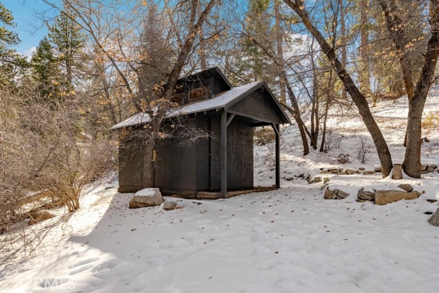 43121 Grizzly Road, Big Bear Lake CA: https://media.crmls.org/medias/c591cb39-1a2f-44ba-af77-359fd5f8d7ee.jpg
