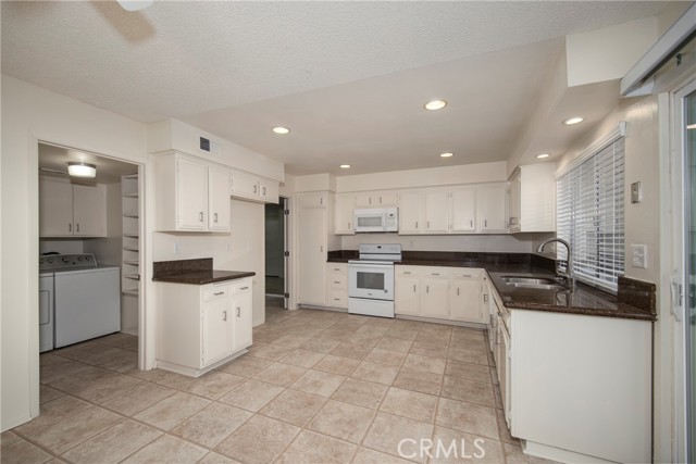 Detail Gallery Image 11 of 23 For 1407 Camelot Dr, Corona,  CA 92882 - 3 Beds | 1/1 Baths