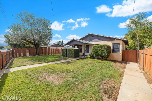 725 Michigan Avenue, Beaumont CA: https://media.crmls.org/medias/c5922f20-fe68-4b38-bb15-c5d036a8af7a.jpg