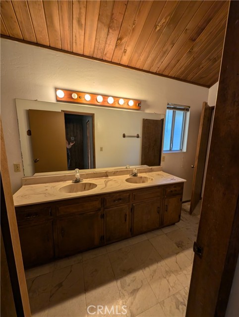 Detail Gallery Image 15 of 20 For 685 Ivy Ln, Lake Arrowhead,  CA 92352 - 2 Beds | 1/1 Baths