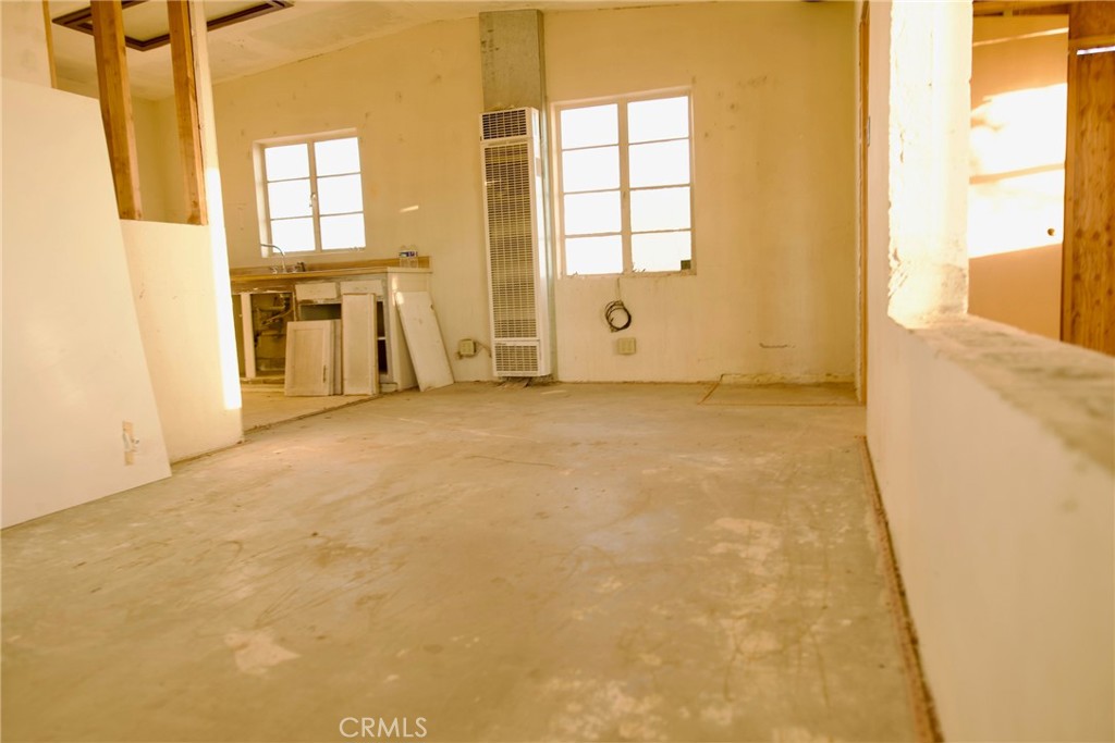 https://media.crmls.org/medias/c5962518-d98a-4607-8cfb-5523f65d19d4.jpg?preset=X-Large