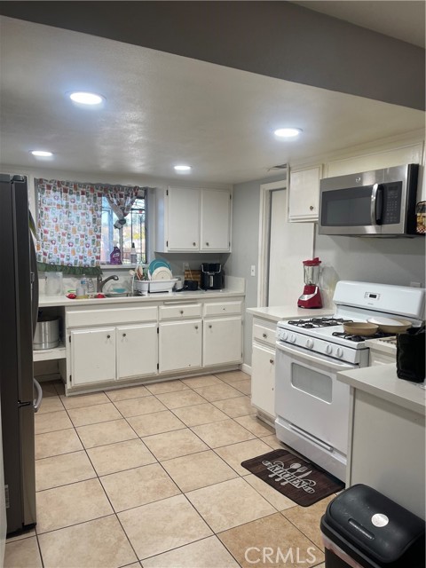 Detail Gallery Image 33 of 37 For 14327 Rodeo Dr, Victorville,  CA 92395 - 5 Beds | 3 Baths