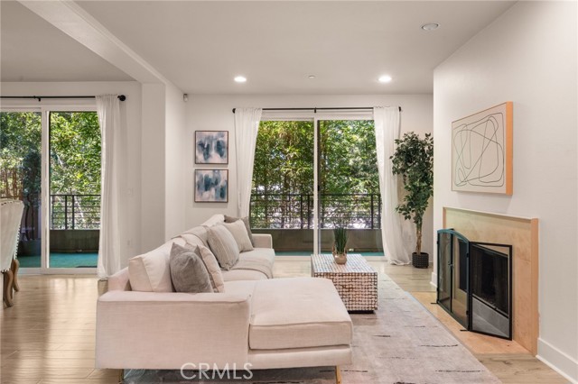 Detail Gallery Image 2 of 19 For 11115 Acama St #305,  Studio City,  CA 91602 - 3 Beds | 2/1 Baths