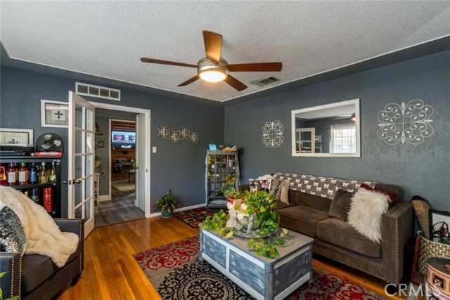 918 S Sunnyside Avenue, Fresno CA: https://media.crmls.org/medias/c59ca7cc-da0f-4440-afb5-11c2752e4f0d.jpg