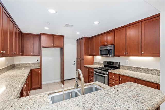 Detail Gallery Image 10 of 32 For 12444 Benton Dr #3,  Rancho Cucamonga,  CA 91739 - 3 Beds | 2 Baths