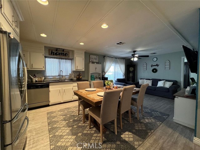 Detail Gallery Image 9 of 15 For 201 W Collins Ave #40,  Orange,  CA 92867 - 2 Beds | 2 Baths