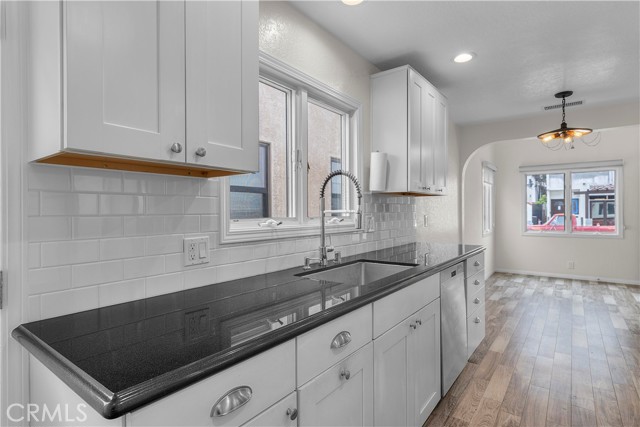 211 La Verne Avenue, Long Beach CA: https://media.crmls.org/medias/c5a00633-a4ee-4079-b4c5-23f720a64c2e.jpg