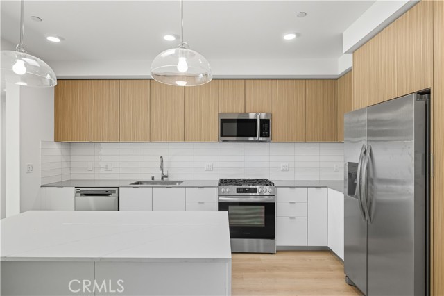 Detail Gallery Image 4 of 12 For 12078 Guerin St #305,  Studio City,  CA 91604 - 2 Beds | 2 Baths