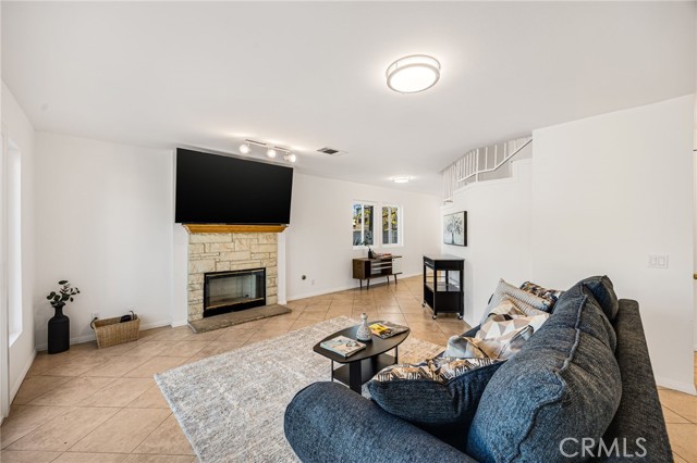 Detail Gallery Image 10 of 27 For 109 E 9th, Azusa,  CA 91702 - 4 Beds | 3 Baths