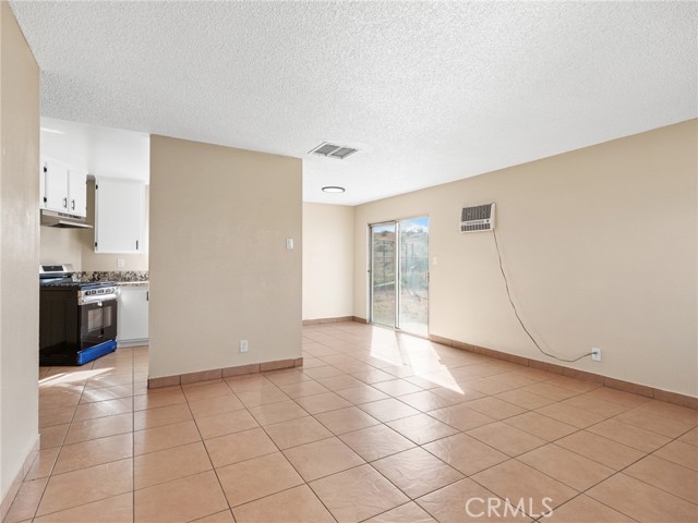 Detail Gallery Image 4 of 35 For 16615 Batson Pl, Victorville,  CA 92395 - 4 Beds | 2 Baths