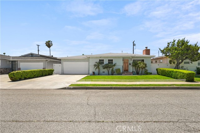 744 N Russell Drive, Orange CA: https://media.crmls.org/medias/c5aaa061-47e3-4d2c-bb9d-355cb3972a83.jpg