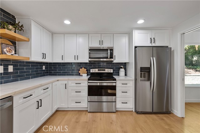 Detail Gallery Image 20 of 52 For 25457 via Macarena, Valencia,  CA 91355 - 5 Beds | 3 Baths