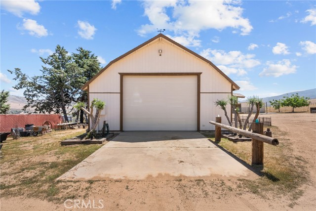 39662 86th W Street, Leona Valley CA: https://media.crmls.org/medias/c5b218c8-0303-42cd-9ae3-f4be1e4f4555.jpg
