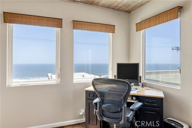 319 26th Place, Manhattan Beach, California 90266, 3 Bedrooms Bedrooms, ,2 BathroomsBathrooms,Residential,Sold,26th,SB22115573