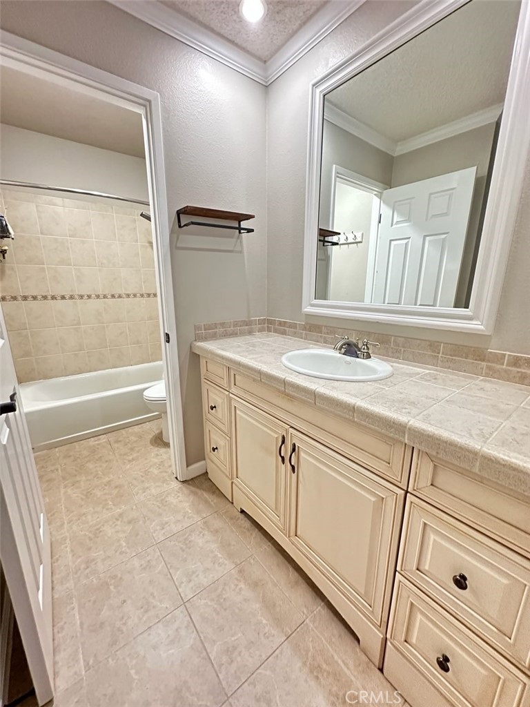https://media.crmls.org/medias/c5b24fd6-058f-4bb3-b4d3-f850fdd01b57.jpg?preset=X-Large