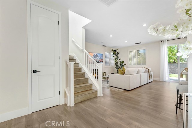 Detail Gallery Image 5 of 34 For 19920 Holly Dr, Saugus,  CA 91350 - 3 Beds | 2/1 Baths