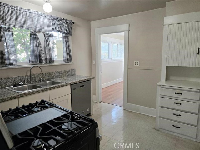 Detail Gallery Image 5 of 21 For 532 E E St, Ontario,  CA 91764 - 2 Beds | 1 Baths