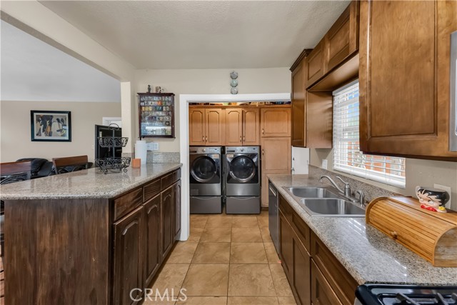 Detail Gallery Image 11 of 36 For 410 E Piru St, Los Angeles,  CA 90061 - 4 Beds | 2 Baths