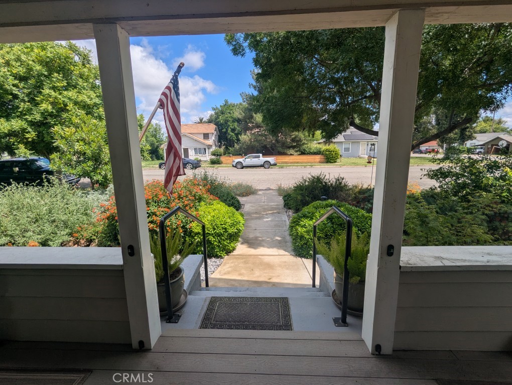 https://media.crmls.org/medias/c5bf2675-0511-4e57-936f-333dc90b02b6.jpg?preset=X-Large