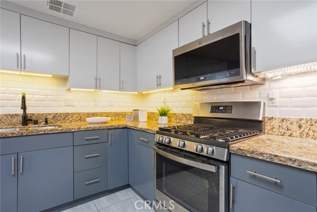 Detail Gallery Image 10 of 49 For 332 S Oxford Ave #105,  Los Angeles,  CA 90020 - 3 Beds | 2 Baths