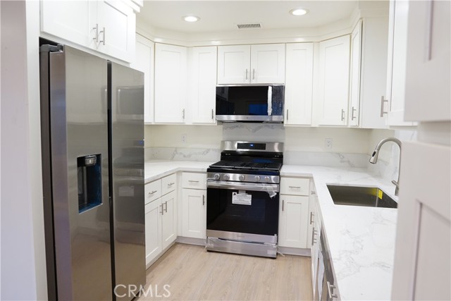 Detail Gallery Image 4 of 13 For 2740 Brea Bld #B,  Fullerton,  CA 92835 - 2 Beds | 2 Baths