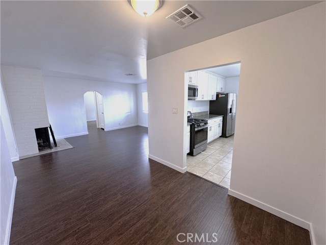 Detail Gallery Image 3 of 21 For 7823 Louise Ave, Northridge,  CA 91325 - 4 Beds | 2 Baths