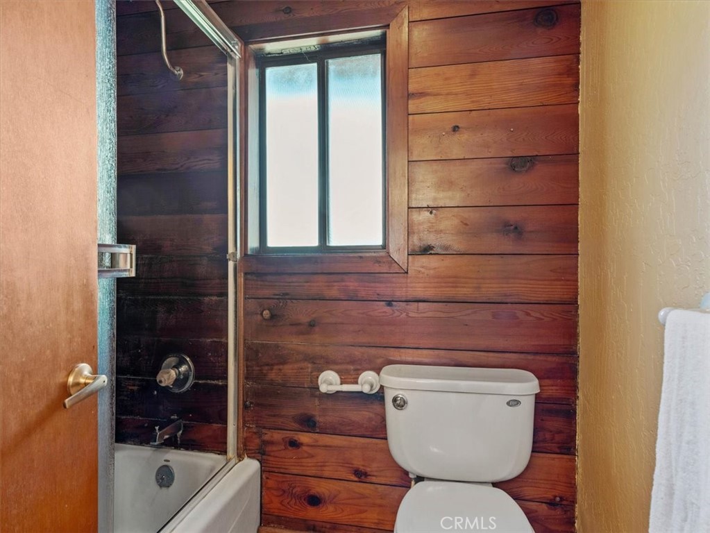 https://media.crmls.org/medias/c5c76aee-3449-4844-bc6b-350097187f29.jpg?preset=X-Large